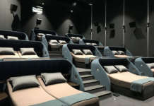 Наместо седишта брачни кревети во швајцарско кино