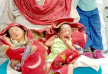 Новородени близнаци крстени Ковид и Корона