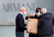 Познатите модни дизајнери донираат маски во болниците