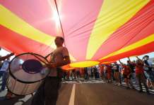 Секој во својот тапан си чука