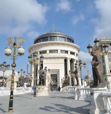 Лишени од слобода пет лица поради злоупотреби со стоковите резерви