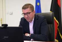 Мајката на Мицкоски позитивна на коронавирус, тој вели дека немале контакт