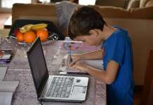 Онлајн наставата ги истошти родителите