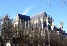 Бегалец од Руанда призна дека подметнал пожар во катедралата во Нант