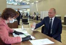 Путин излезе на гласање последниот ден, Русите одлучуваат за неговата судбина