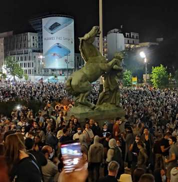 Протест во Белград, упад и во Собранието
