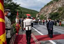 Делегација од Кабинетот на Пендаровски оддаде почит на 10 армиски резервисти загинати кај Карпалак