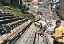 Охрид затрупан со ѓубре, граѓани излегоа да го собираат отпадот