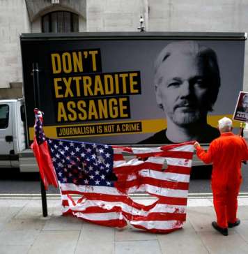 Човекот кој ги објави тајните документи за војната во Виетнам застана во одбрана на Асанж