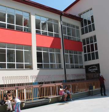 Седумнаесет првачиња во изолација откако наставничка од скопско училиште беше позитивна на ковид-19