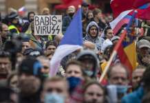 Стотици демонстранти ја нападнаа полицијата во Прага