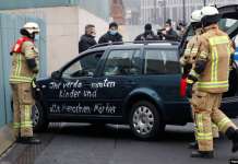 Автомобил со политички пораки удри во оградата од кабинетот на Меркел