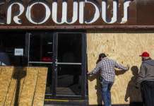 Американските продавници се забарикадираа стравувајќи од немири по изборите