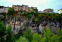 Едно од најживописните села е изградено на карпа