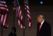 Трамп „влезе во ров“, подготвувајќи се за битка