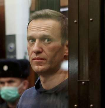Навални пренесен во болница