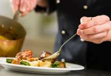 Храната е повкусна кога друг ја приготвува