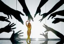 Документарци што откриваат што се случува зад сцената на познатите