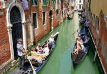 Во Венеција вакцинирање во такси-чамци