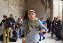 Песна, крик против ограничувањата, стана културен феномен во Франција