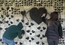 ВМРО-ДПМНЕ црташе срца на кејот на Вардар во спомен на починатите од ковид-19