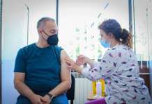 Груби се вакцинира против коронавирус