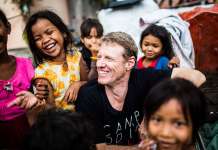 Скот Нисон ја замени филмската индустрија со хуманост