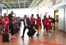 Македонските фудбалери добија херојски пречек на скопскиот аеродром