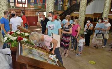 Православните христијани денеска го одбележуваат празникот Педесетница – Слегување на Светиот Дух (Духовден)