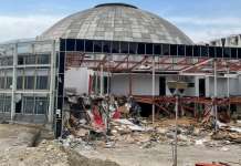 Почна уривањето на старата конструкција на Универзална сала