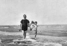 Џакомо Пучини со својот син на плажа