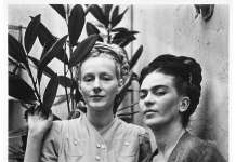 Еми Лу Пакард и Фрида Кало во Каза азул, Мексико, 1941 година