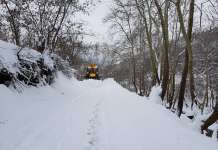 Полицајци извлекле тетовец затрупан со возило во снежните наноси на Галичица