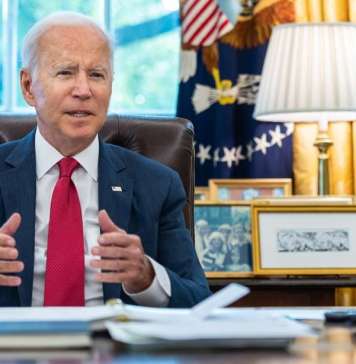 Бајден сака изборите во ноември да ги претвори во референдум за Трамп