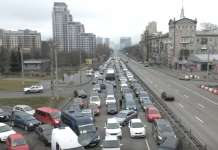 Жителите го напуштаат Киев барајќи засолништа, редици пред банките во Лавов