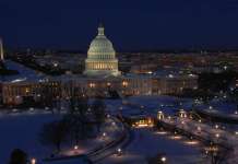 Големи поплави во Вашингтон, десетици илјади евакуирани