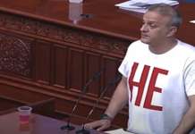 Јарески од ВМРО-ДПМНЕ истури црвена боја на собраниската говорницата: Да ве потсетува на крвата што ја газите, рече