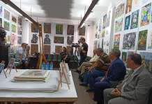 Родители на младите битолски уметници контра протестот пред МОН