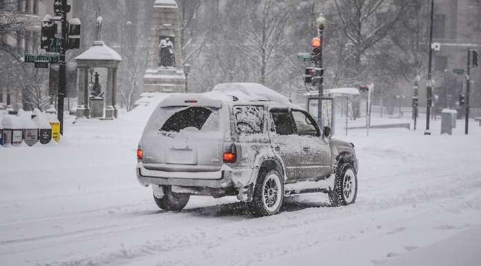 Поларен вител ги погоди САД: најмалку 30 загинати и над половина милион домаќинства без струја