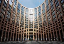 Поради корупциски скандал ЕП разгледува можност за одземање имунитет на двајца пратеници