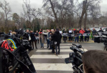 Уметници бараат директорот на МКЦ да биде избран со конкурс на протест пред Град Скопје