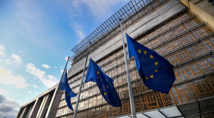 Времето кога Европа можеше да ја препушти својата одбрана и безбедност на Америка е завршено, сметаат Фон дер Лајен и Руте
