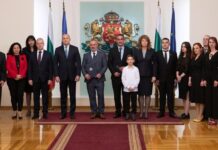 Радев им врачи бугарски лични документи на претседателот и секретарот на избришаниот бугарски клуб „Иван Михајлов“