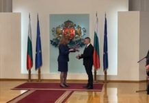 Јотова му врачи државјанство на Пендиков, кој веднаш изрече нови обвинувања