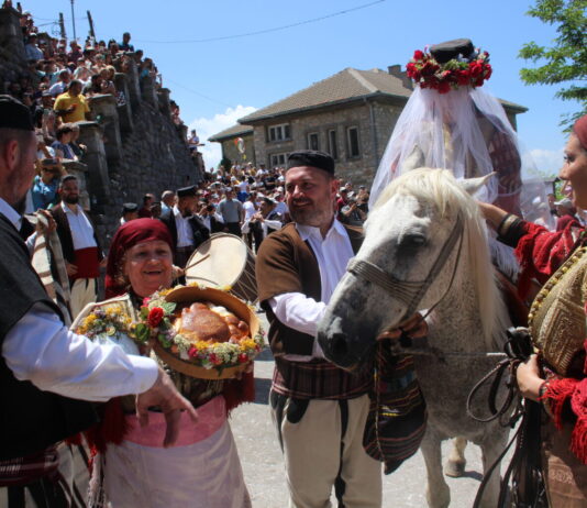 ФОТОГАЛЕРИЈА: Оливер Андреевски и Елисавета Булоска се венчаа на Галичка свадба