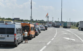 Превозниците од Македонија и од регионот утре напладне ќе ги блокираат граничните премини