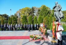 Владина делегација оддаде почит пред споменикот на Гоце Делчев по повод празникот