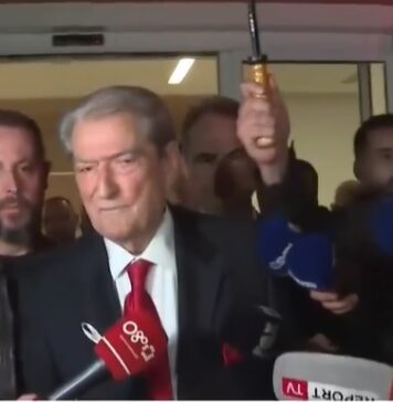 Каде и да видите министри, фрлајте по нив јајца или домати, зашто се главни виновници за поплавите, им порача Бериша на граѓаните