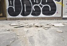 ЦУК: Паднати фасади и дрвја, оштетени покриви и автомобили, пожари на отворено по силниот ветер