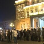 Немири на протестите во Србија, полицијата во Белград употреби солзавец